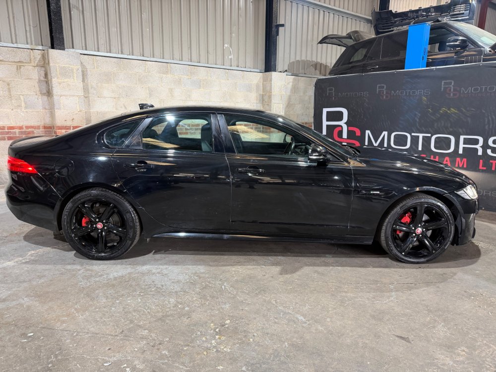 Black Jaguar XF 2.0d R-Sport Saloon 4dr Diesel Auto Euro 6 s/s 180 ps