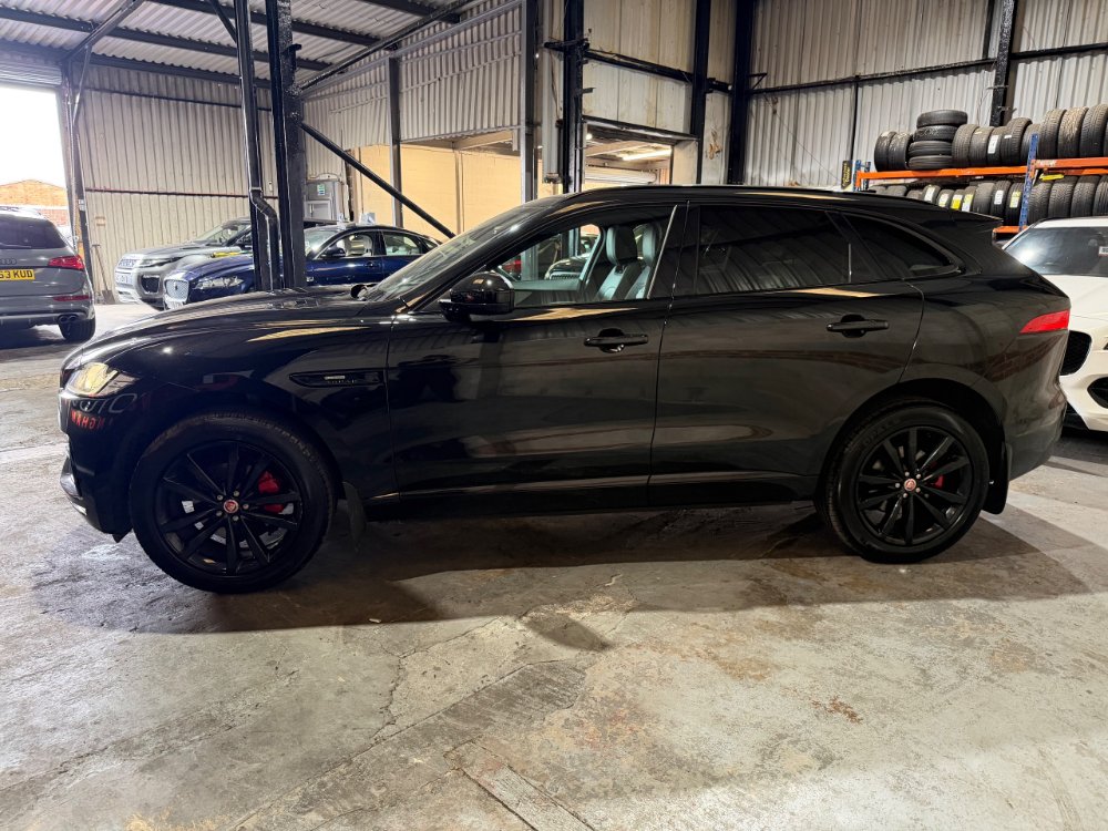 Black 2016 Jaguar F-Pace 2.0 D180 R-Sport SUV 5dr Diesel Auto AWD Euro 6 s/s 180 ps in Nottingham
