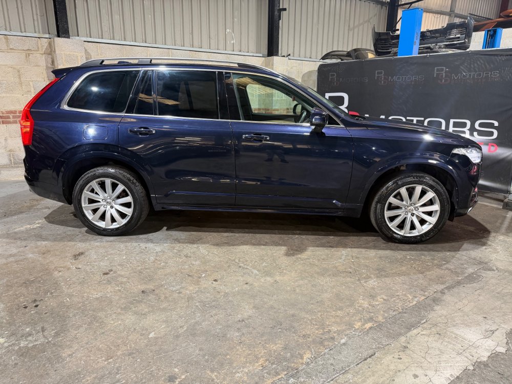Blue Volvo XC90 2.0 D5 PowerPulse Momentum SUV 5dr Diesel Auto 4WD Euro 6 s/s 235 ps