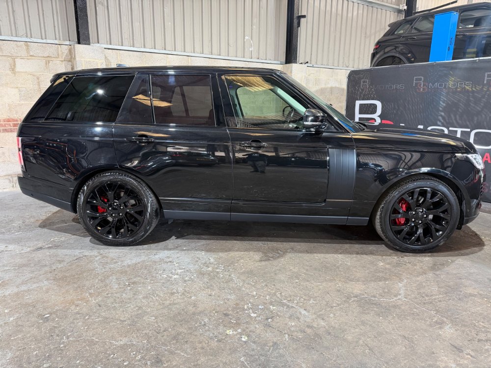 Black Land Rover Range Rover 3.0 D300 MHEV Vogue SE SUV 5dr Diesel Auto 4WD Euro 6 s/s 300 ps