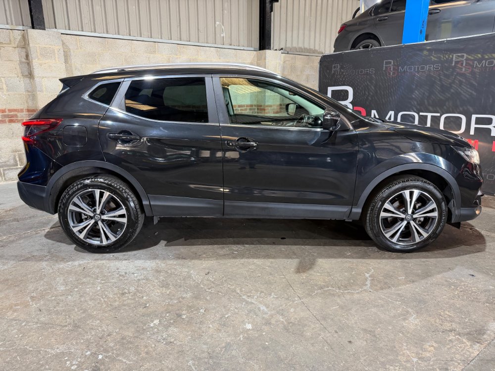 Black Nissan Qashqai 1.5 dCi N-Connecta SUV 5dr Diesel Manual Euro 6 s/s 110 ps